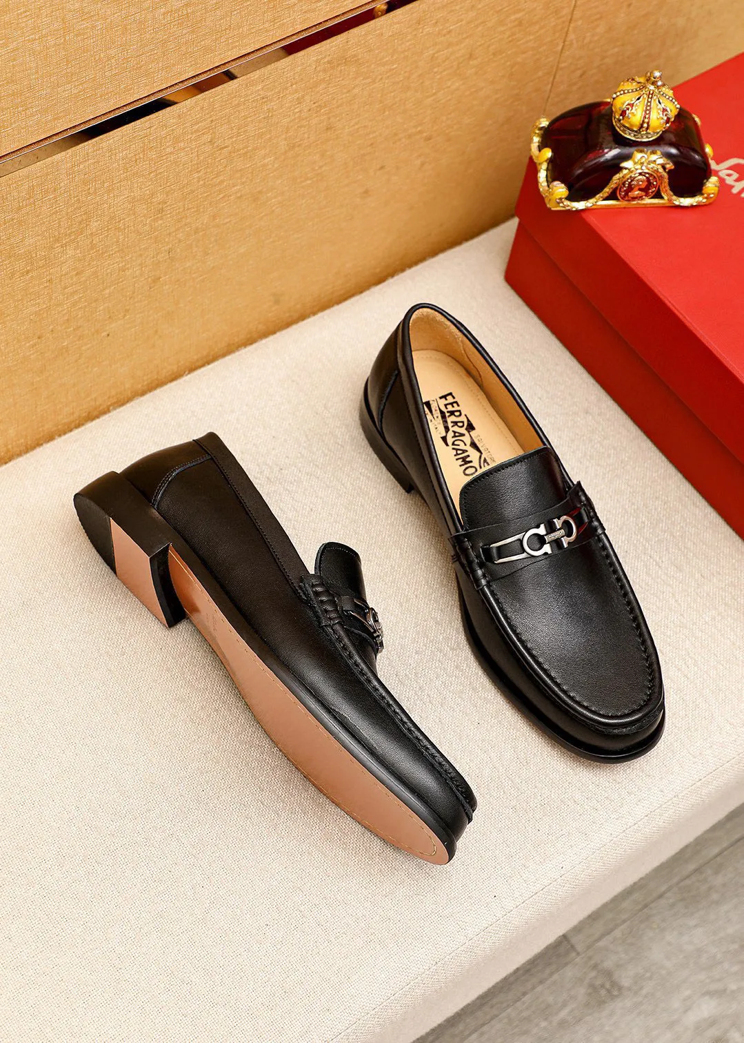 Men's shoes 💰442 💐 Product trademark: Ferragamo "Ferragamo" casual leather shoes Regular size: 38-44 (45.46🉑️customized) Product materials: Selected imported first-layer calfskin upper + original hardware buckle, imported water-dyed cow leather lining. Strong three-dimensional visual effect, combined outsole Color: 1⃣️color optional